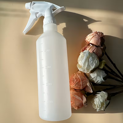 Spray bottle/watering can, made of HDPE, with a capacity of 16.91 oz/16.90 fl oz.