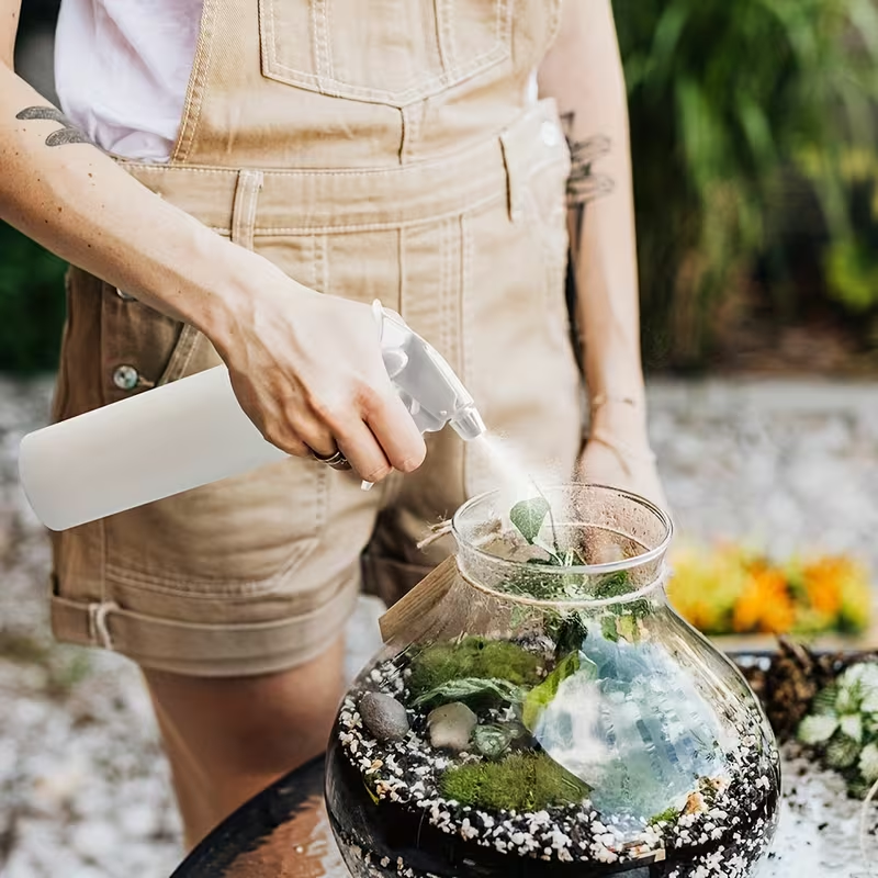 Spray bottle/watering can, made of HDPE, with a capacity of 16.91 oz/16.90 fl oz.