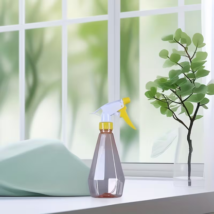 Wholesale plastic spray bottles, random colors, gourd-shaped design.