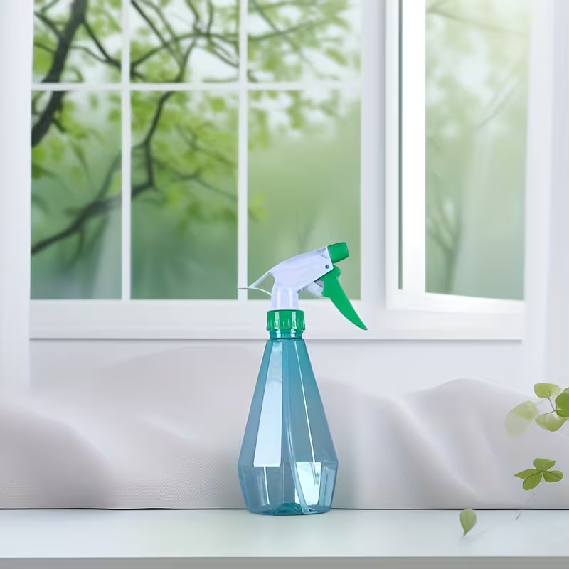 Wholesale plastic spray bottles, random colors, gourd-shaped design.