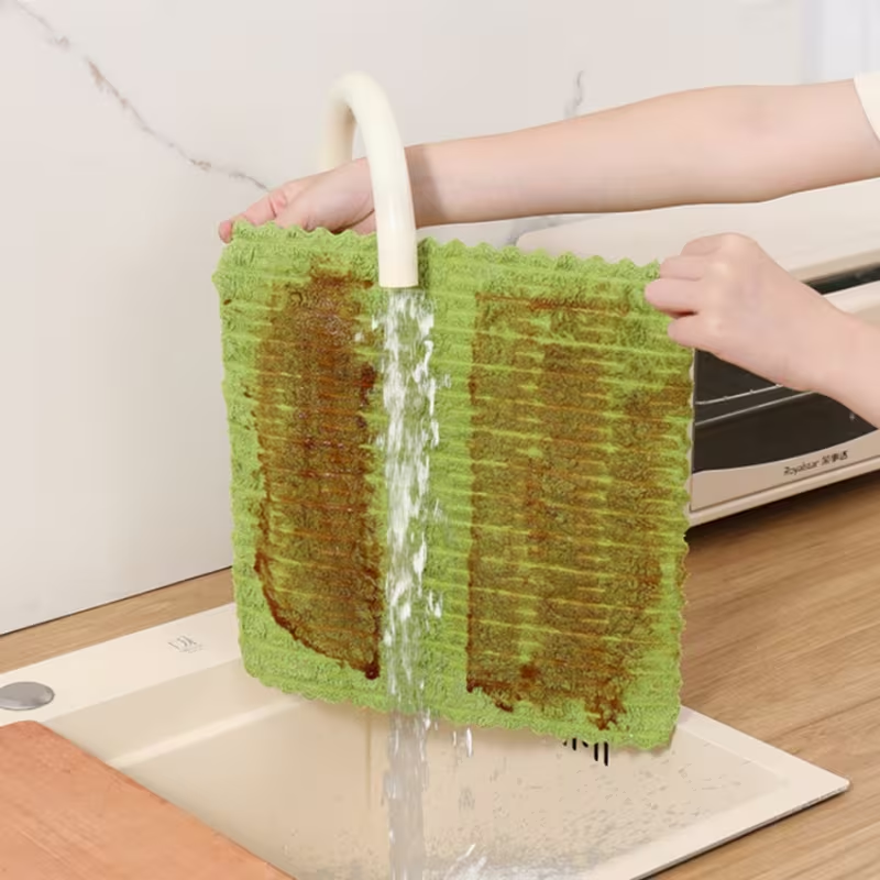 A set of 5 thickened microfiber cleaning cloths, highly absorbent, soft to the touch, and versatile.