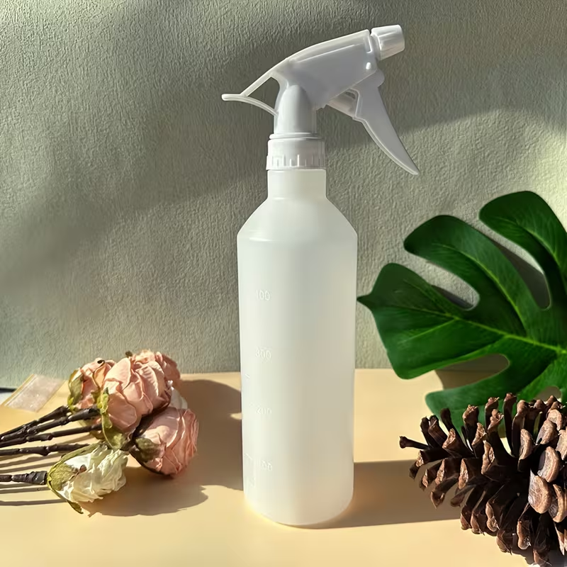 Spray bottle/watering can, made of HDPE, with a capacity of 16.91 oz/16.90 fl oz.