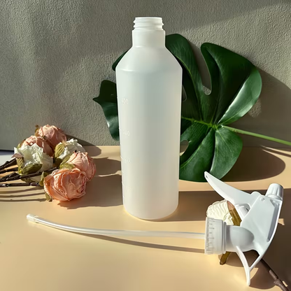 Spray bottle/watering can, made of HDPE, with a capacity of 16.91 oz/16.90 fl oz.